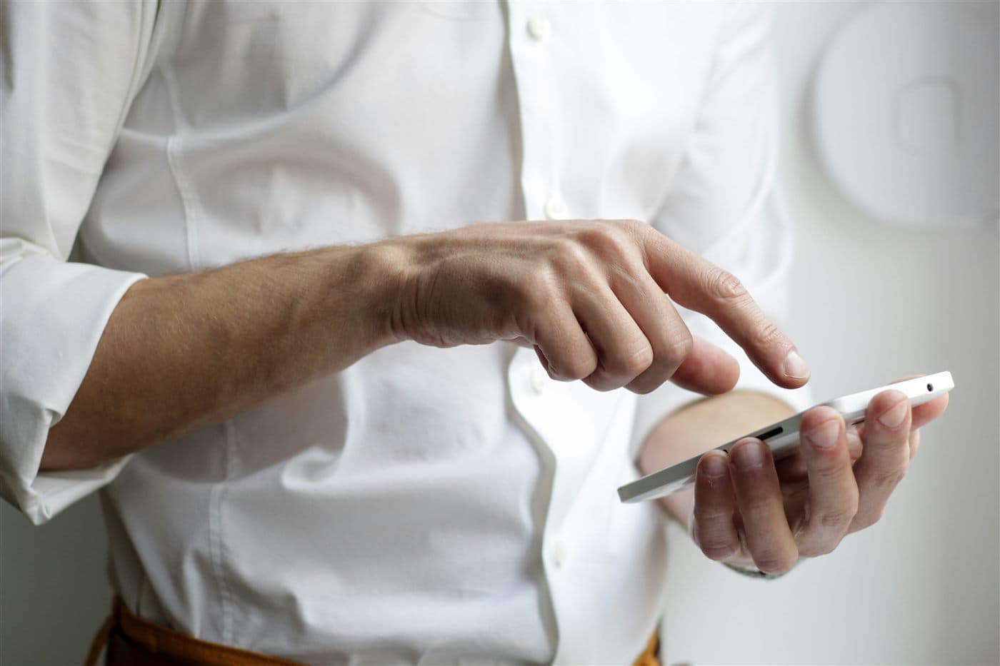Une personne consultant son application bancaire sur un téléphone intelligent